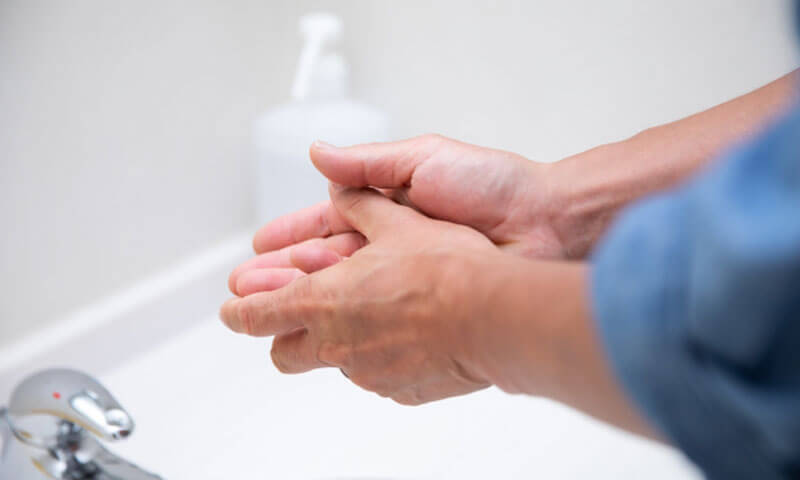 手洗い消毒・検温実施
